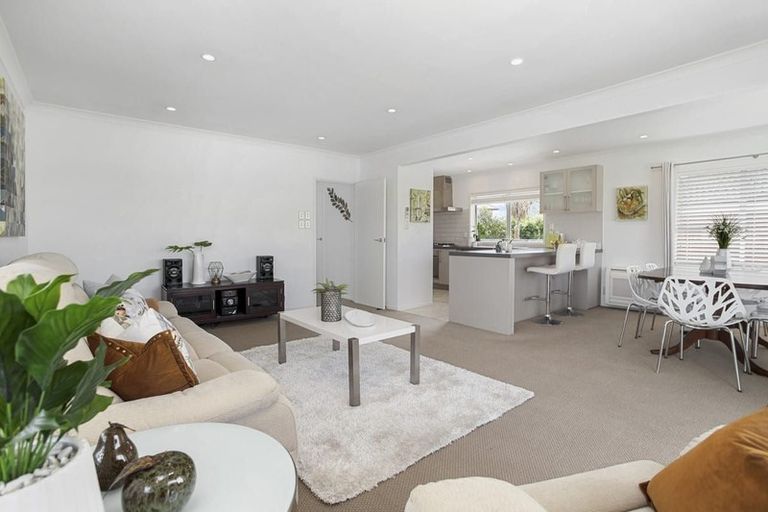 Photo of property in 6 Bodi Place, Te Atatu South, Auckland, 0610