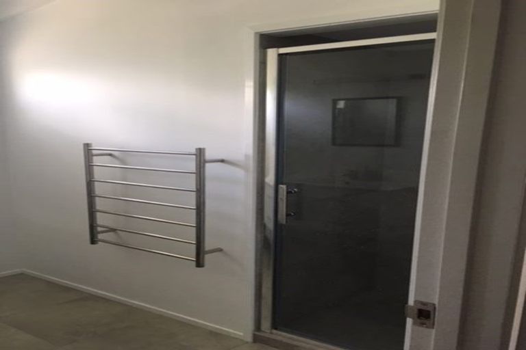 Photo of property in 2/29 Sealy Road, Torbay, Auckland, 0630