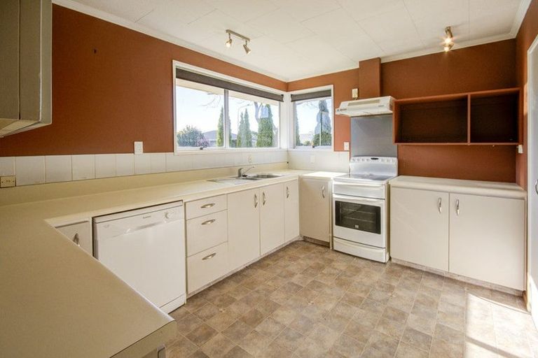 Photo of property in 19 Broadfell Avenue, Avonhead, Christchurch, 8042