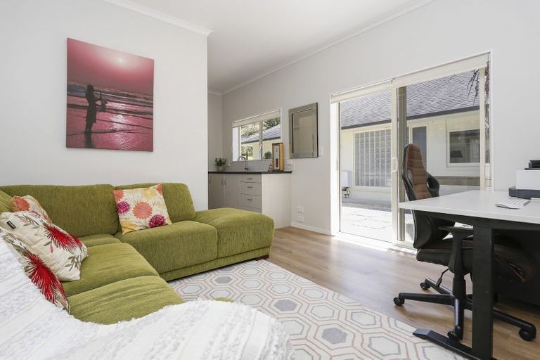 Photo of property in 7 Hobbs Road, Matakatia, Whangaparaoa, 0930