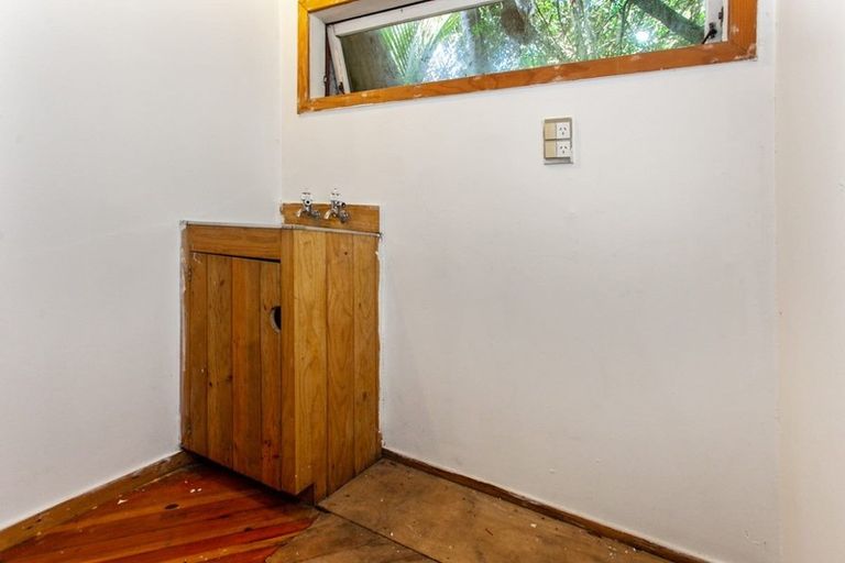 Photo of property in 40 Otitori Bay Road, Titirangi, Auckland, 0604