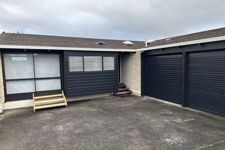 Photo of property in 2/6 Clare Place, Glenfield, Auckland, 0629