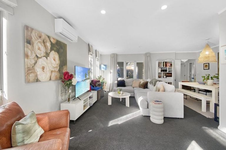 Photo of property in 28 Merriefield Avenue, Forrest Hill, Auckland, 0620