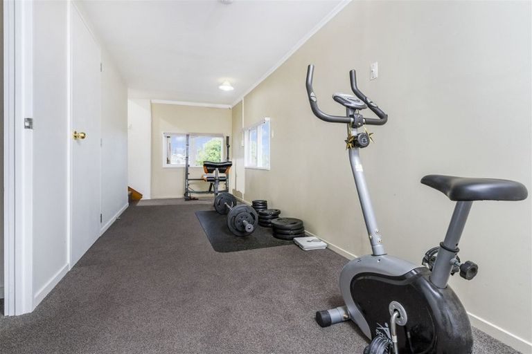 Photo of property in 2/253 Wairau Road, Totara Vale, Auckland, 0627