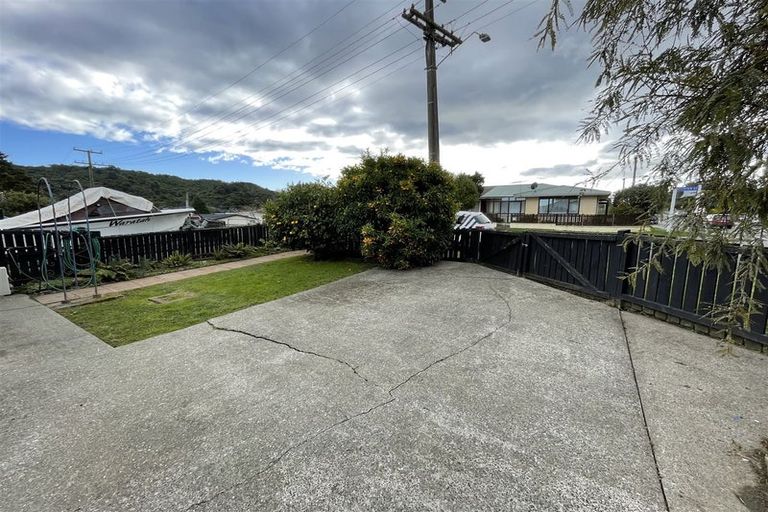Photo of property in 155 Waikawa Road, Picton, 7220
