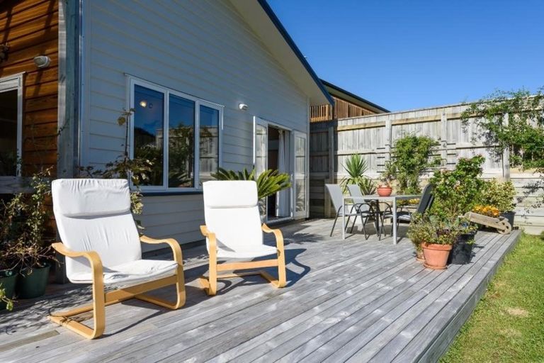 Photo of property in 16 James Nairn Grove, Riverstone Terraces, Upper Hutt, 5018