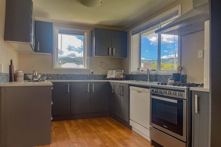 Photo of property in 4 Hollard Grove, Avalon, Lower Hutt, 5011