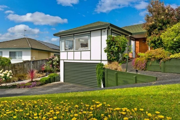 Photo of property in 17b Bernleigh Terrace, West Harbour, Auckland, 0618
