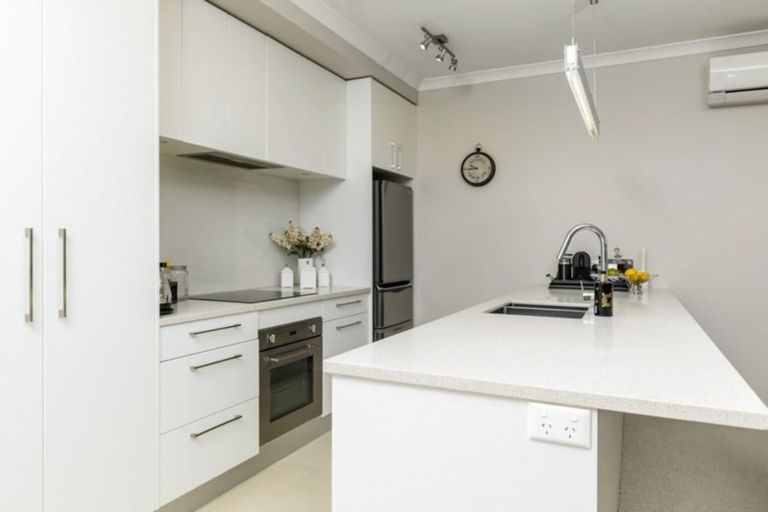Photo of property in 6 Rewa Rewa Lane, Orewa, 0931