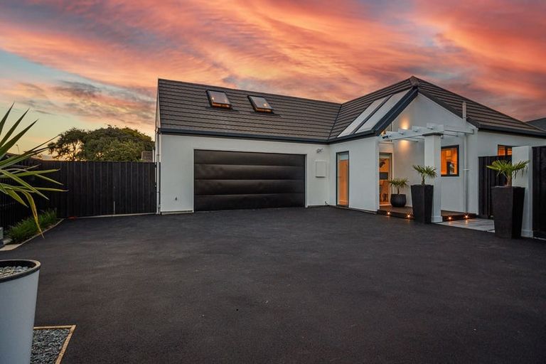 Photo of property in 3 Fieldmoor Place, Parklands, Christchurch, 8083
