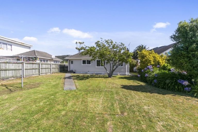Photo of property in 25 Hinau Grove, Wainuiomata, Lower Hutt, 5014
