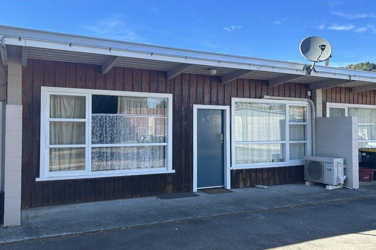 Photo of property in Acacia Flats, 2/207 Waikawa Road, Waikawa, Picton, 7220