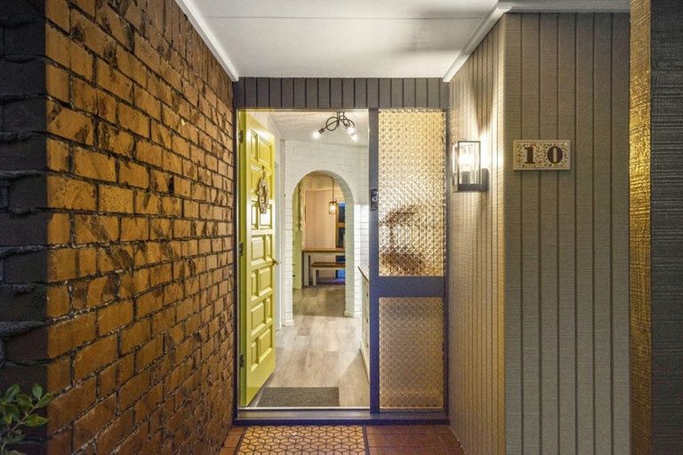 Photo of property in 10 Portsea Place, Chatswood, Auckland, 0626