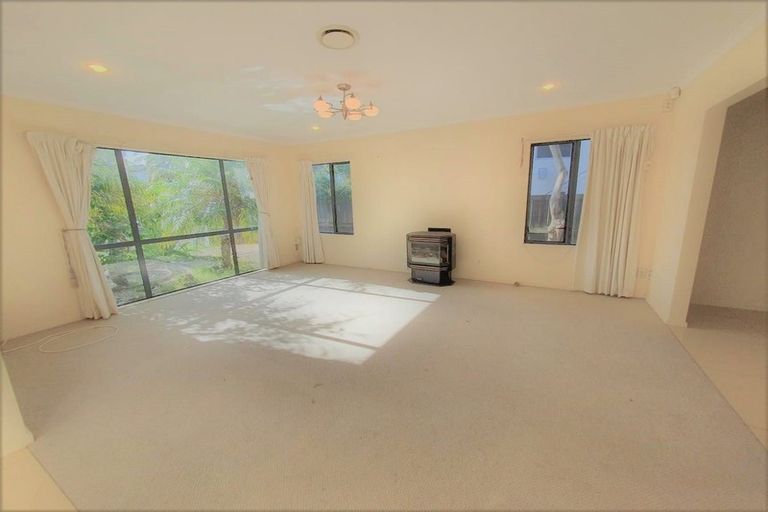 Photo of property in 9 Parkvale Grove, Te Atatu Peninsula, Auckland, 0610