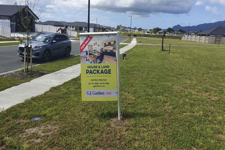 Photo of property in 13 Te Taniwha Road, One Tree Point, 0118