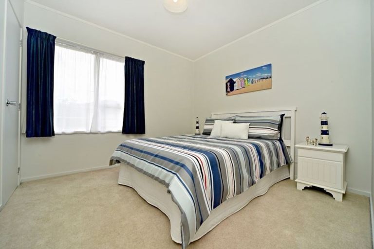 Photo of property in 5 Leatham Crescent, Opaheke, Papakura, 2113