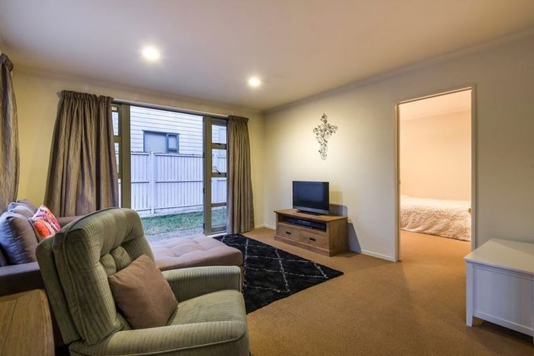 Photo of property in 37 Verdale Circle, Glen Eden, Auckland, 0602