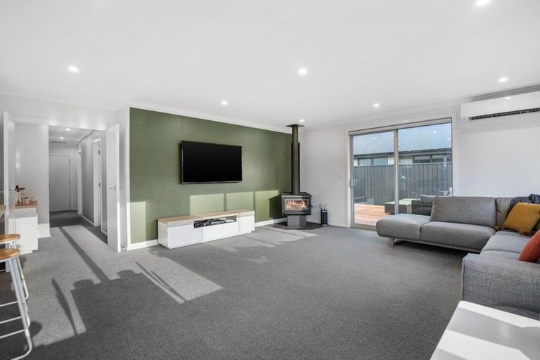 Photo of property in 72 Stratford Drive, Mount Pisa, Cromwell, 9383