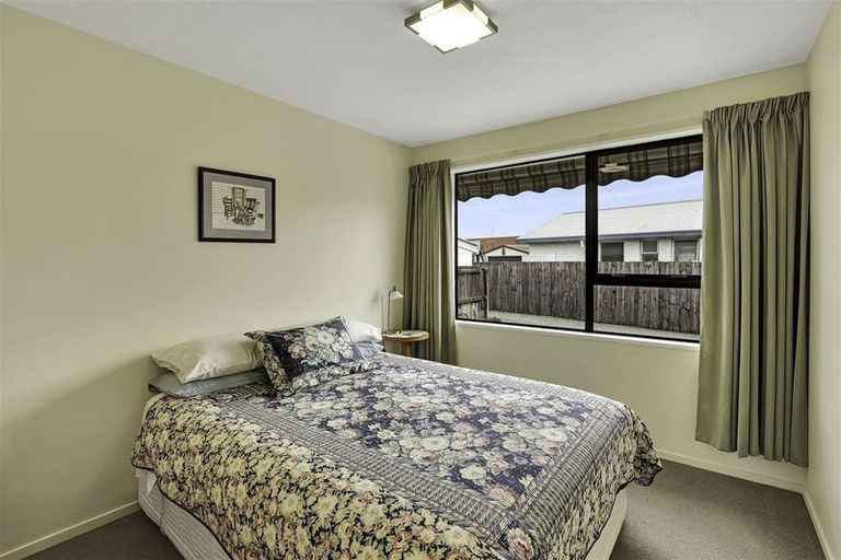 Photo of property in 10a Tamarisk Place, Parklands, Christchurch, 8083