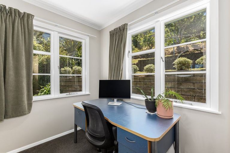 Photo of property in 15 Mana View Road, Paremata, Porirua, 5026