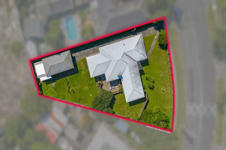 Photo of property in 35 Yeovil Road, Te Atatu Peninsula, Auckland, 0610