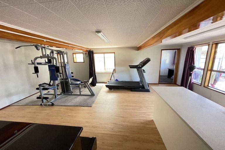 Photo of property in 28 Harrybrook Road, Green Bay, Auckland, 0604