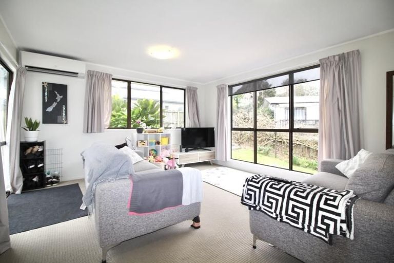 Photo of property in 1/8 Louise Place, West Harbour, Auckland, 0618