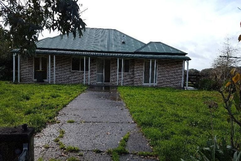 Photo of property in 400 Waitakere Road, Taupaki, Henderson, 0782