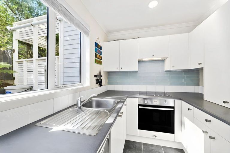 Photo of property in 25 Omar Street, Khandallah, Wellington, 6035