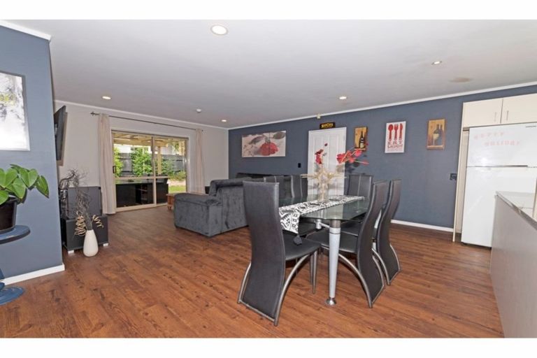 Photo of property in 3 Neta Grove, Henderson, Auckland, 0612