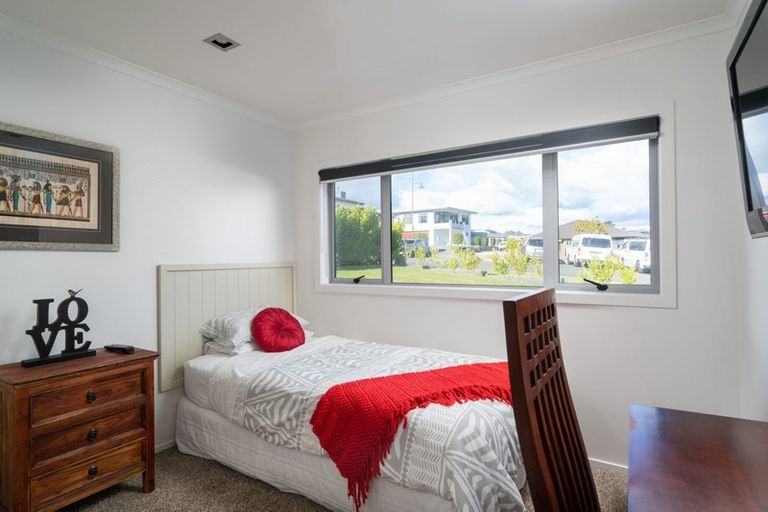 Photo of property in 35 Magnolia Rise, Waipahihi, Taupo, 3330