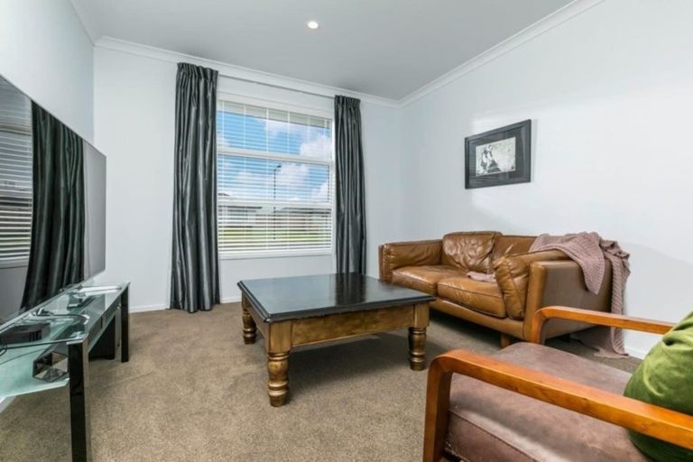 Photo of property in 5 Aporo Drive, Kumeu, 0810