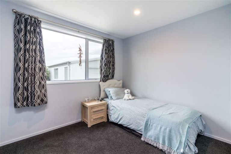 Photo of property in 17 Royal Park Drive, Parklands, Christchurch, 8083