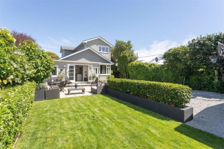 Photo of property in 100 Saint Andrews Square, Strowan, Christchurch, 8052