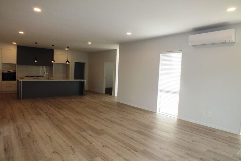 Photo of property in 5 Syd Grant Crescent, Orewa, 0931