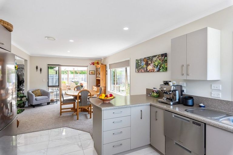 Photo of property in 8 Leanne Way, Waikanae Beach, Waikanae, 5036