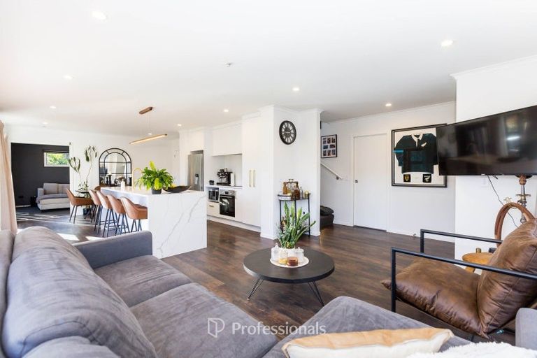 Photo of property in 22 Rewarewa Way, Timberlea, Upper Hutt, 5018