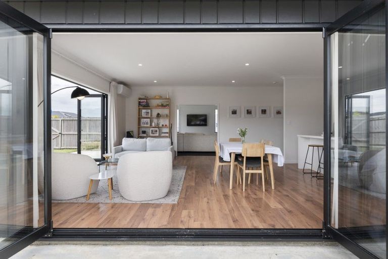 Photo of property in 18 Atlantic Drive, Fitzherbert, Palmerston North, 4410