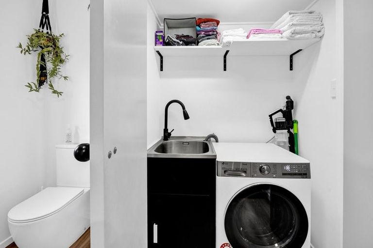 Photo of property in 30 Pioneer Road, Moturoa, New Plymouth, 4310