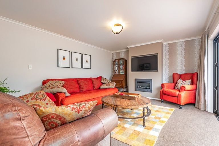 Photo of property in 52 Turitea Road, Fitzherbert, Palmerston North, 4472