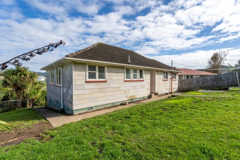 Photo of property in 6 Hereford Street, Cannons Creek, Porirua, 5024
