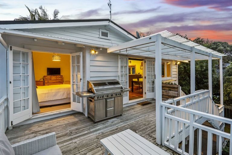 Photo of property in 13a Rodney Road, Northcote Point, Auckland, 0627