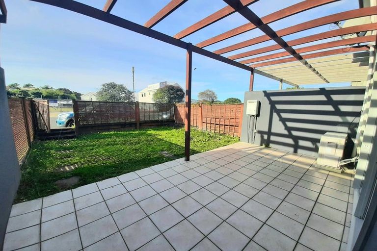 Photo of property in 9b Clearwater Cove, West Harbour, Auckland, 0618