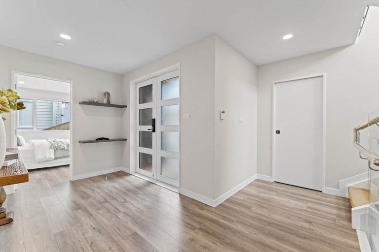 Photo of property in 25 Para Close, Fairview Heights, Auckland, 0632