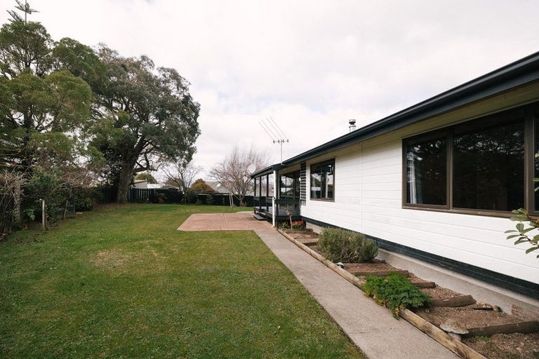 Photo of property in 12 Suzanne Grove, Kelvin Grove, Palmerston North, 4414