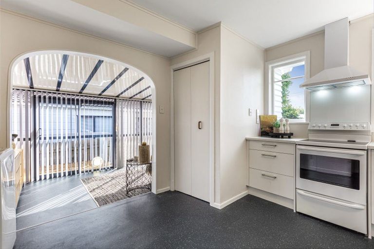 Photo of property in 2 Beazley Place, Glendene, Auckland, 0602