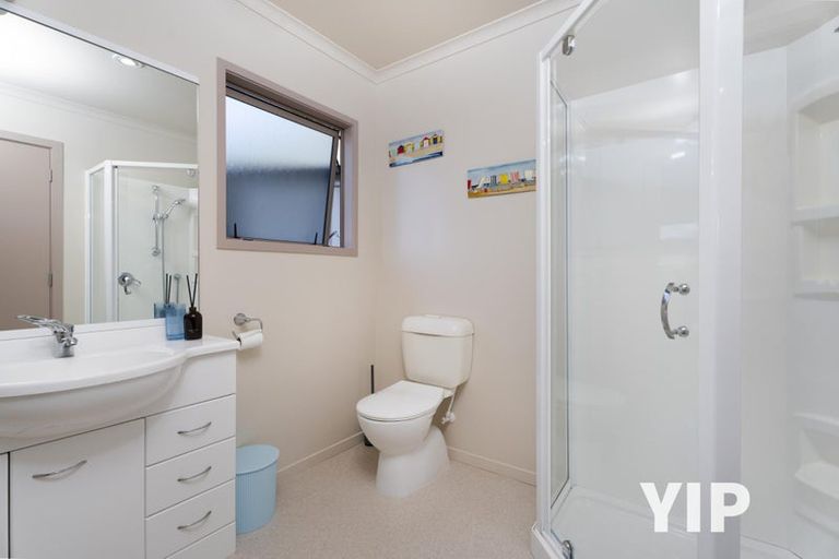 Photo of property in 14 Dress Circle, Newlands, Wellington, 6037