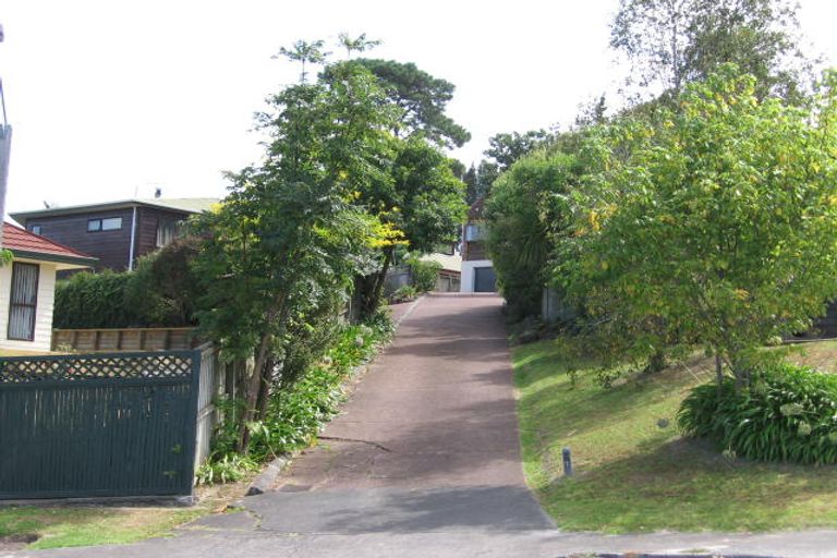 Photo of property in 2/14 Strabo Place, Windsor Park, Auckland, 0632