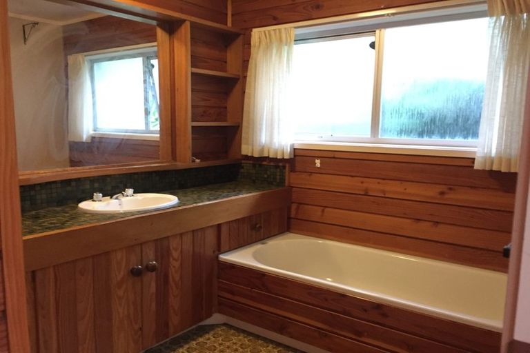 Photo of property in 22 Holdaway Avenue, Northcote, Auckland, 0627