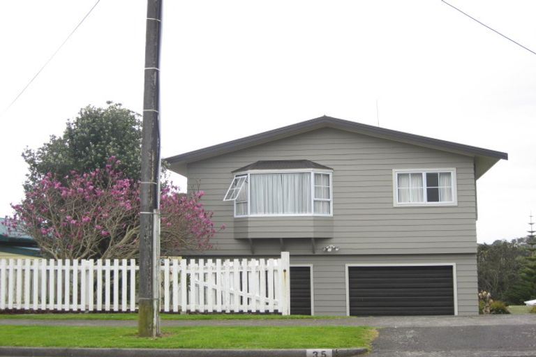 Photo of property in 35 Wairau Road, Oakura, 4314